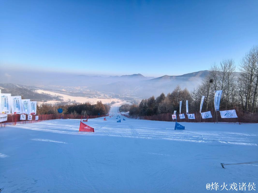 吉林国际高山与单板滑雪赛及吉林省青少年滑雪挑战赛拉开帷幕