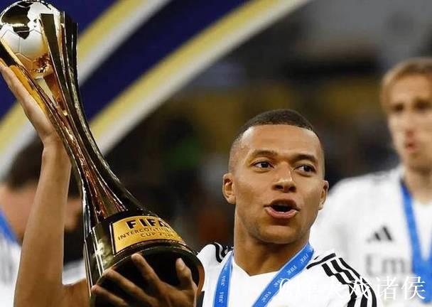 姆巴佩晒照手握MVP奖杯与比赛球:团队力量 姆巴佩晒照手握MVP奖杯与比赛球:团队力量