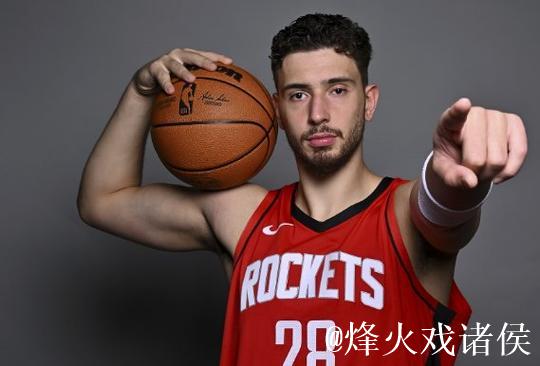 火箭中锋申京挺身而出，关键时刻迷失方向，应该学会信赖队友